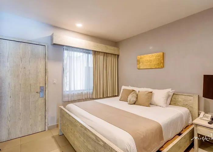 Aldea Thai L Resort-style Pool & Gym