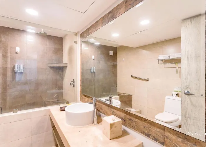 Aldea Thai L Resort-style Pool & Gym