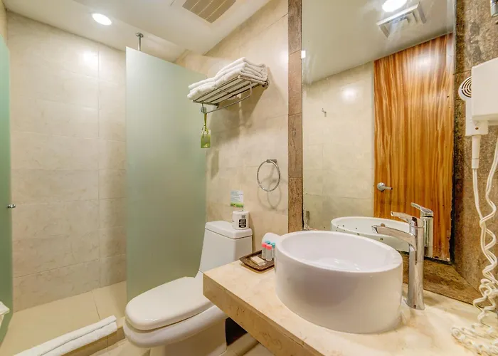 Aldea Thai L Resort-style Pool & Gym